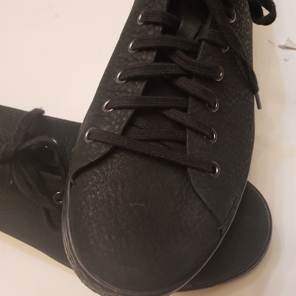 UGG Men's Pismo Black Leather Sneakers - Picture 7 of 8